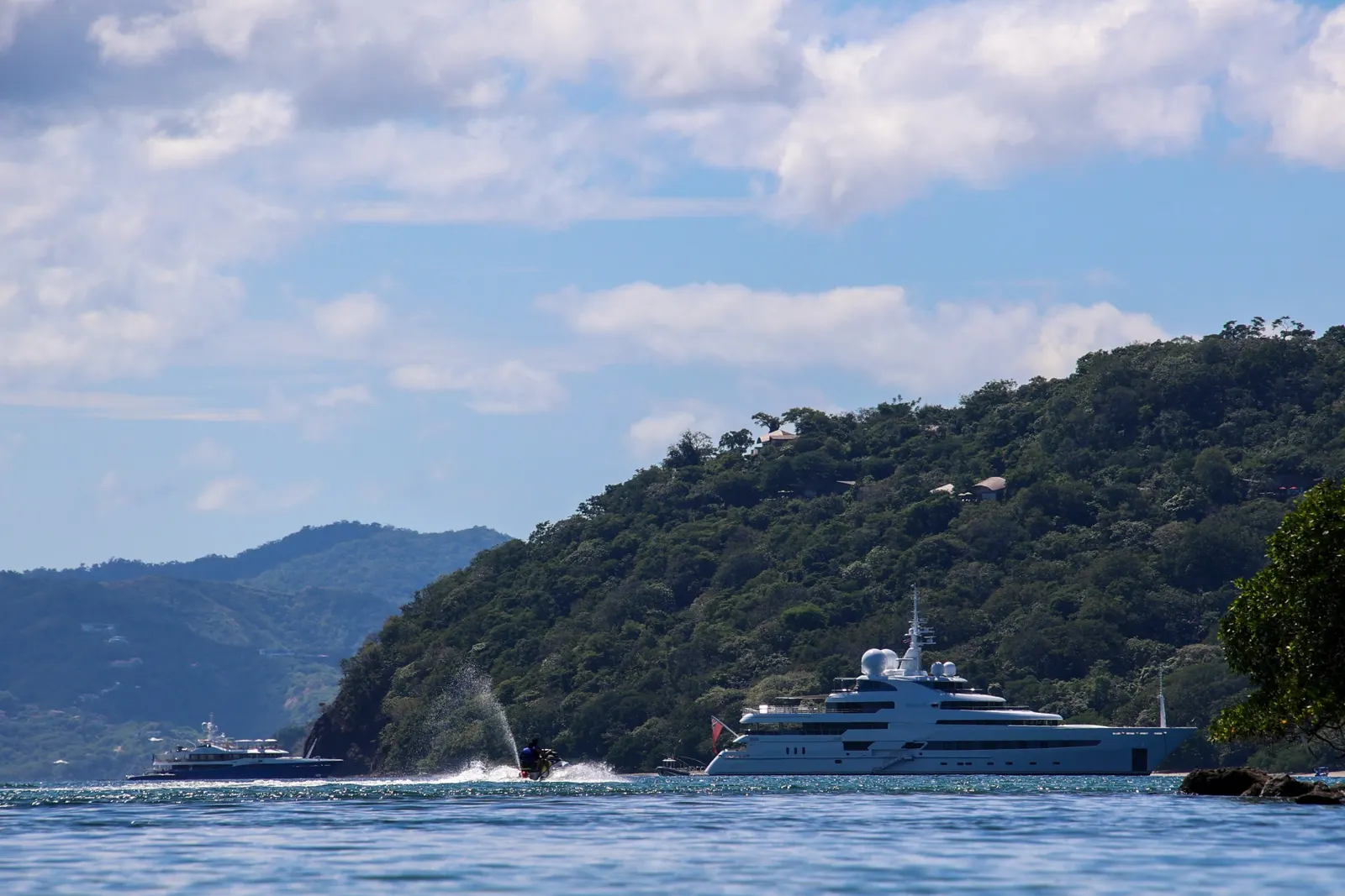 Veleros en una bahía del Pacífico, Costa Rica