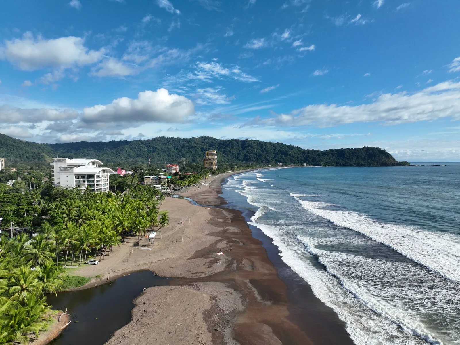 Desembocadura y playa en la costa de Jacó (vista aérea)